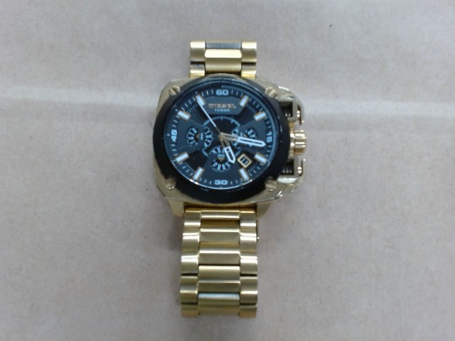 Montre fond noir couleur or quartz