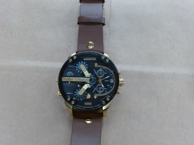 Montre fond noir quartz