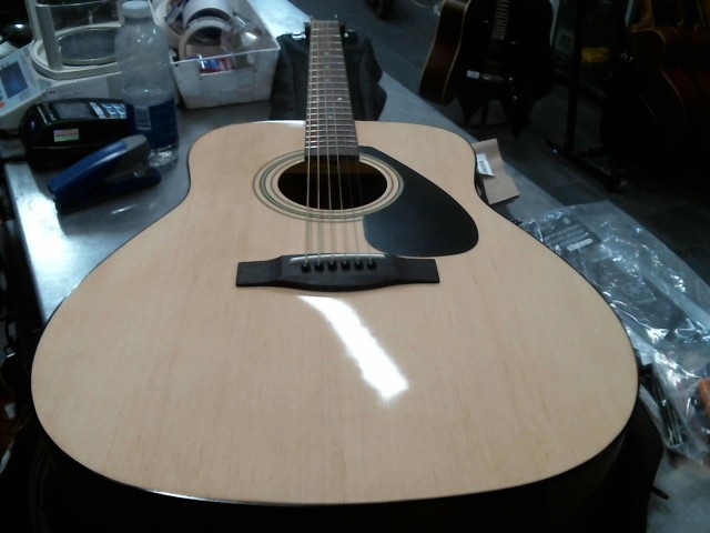 Guitare yamaha beige avec acc
