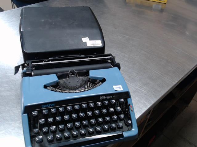 Typerwritter with case