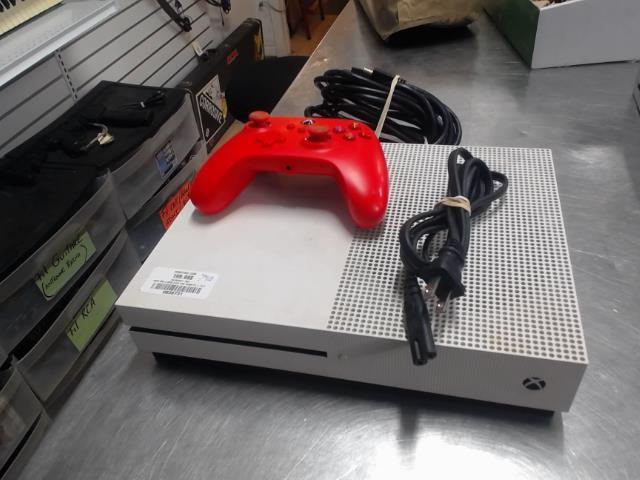 Xbox one s 825g avec une manette + fils