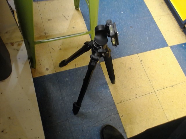 Tripod neuf avec emboute et sac