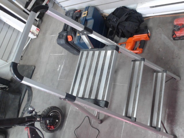 Escabeau a 2 marche en aluminium