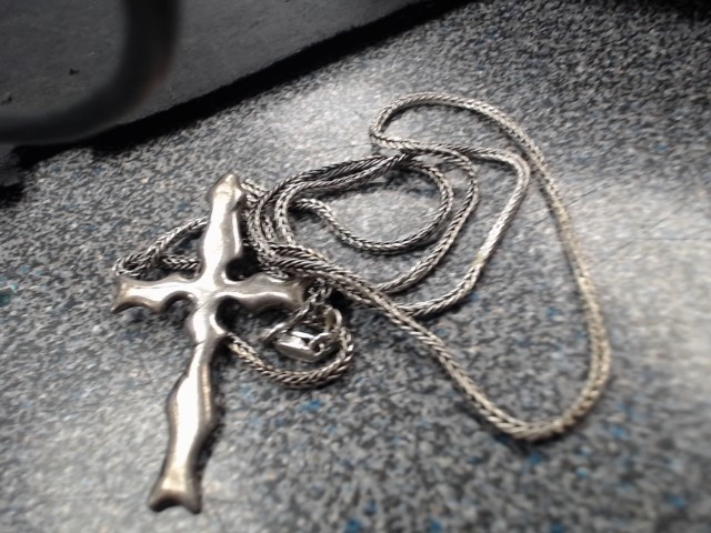 Petite chaine avec cross en argent