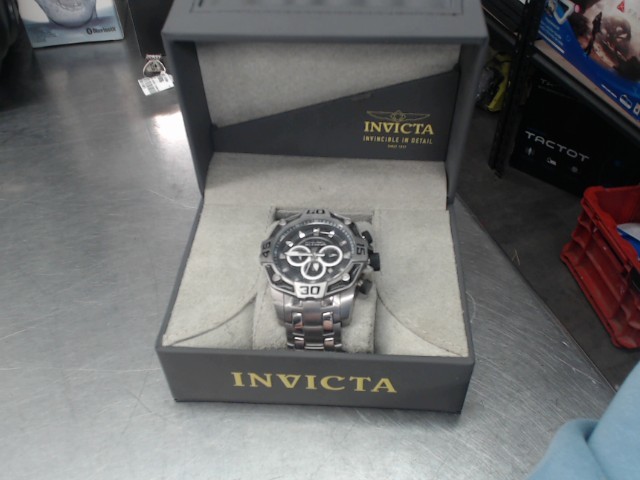 Montre invicta comme neuf avec boite