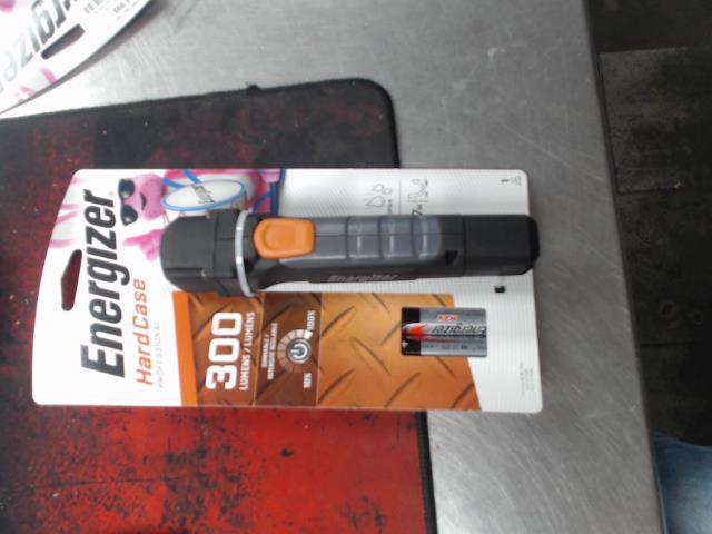 Lampe de poche 300 lumens hard case pro