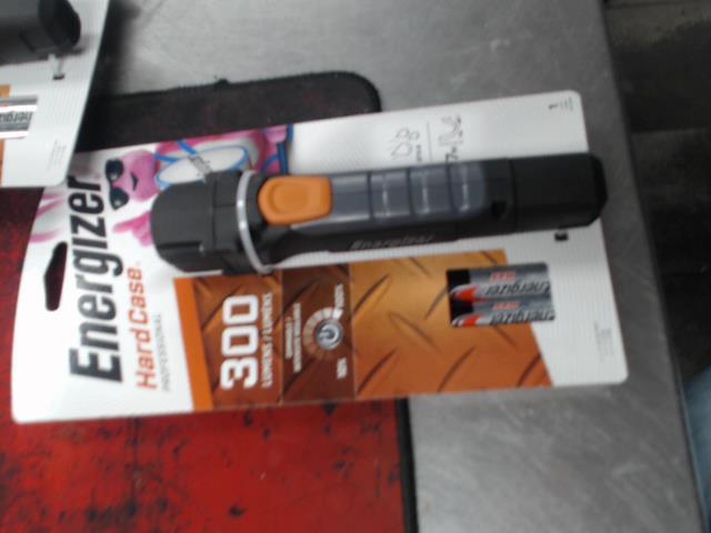 Lampe de poche 300 lumens hard case pro