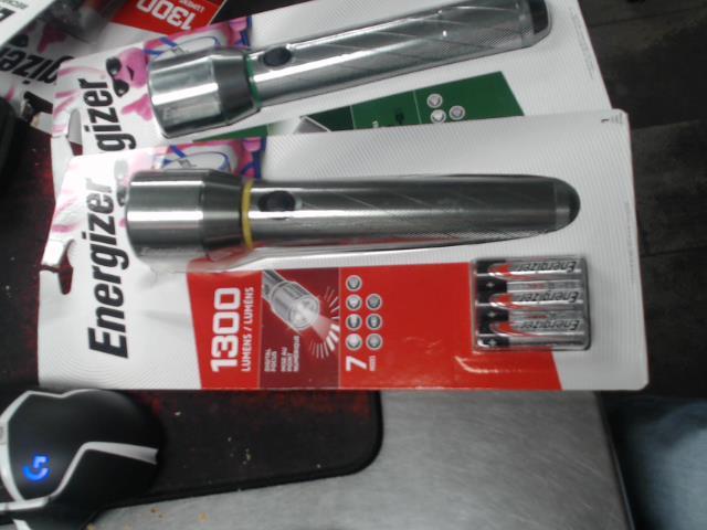 Lampe de poche 1300 lumens avec piles