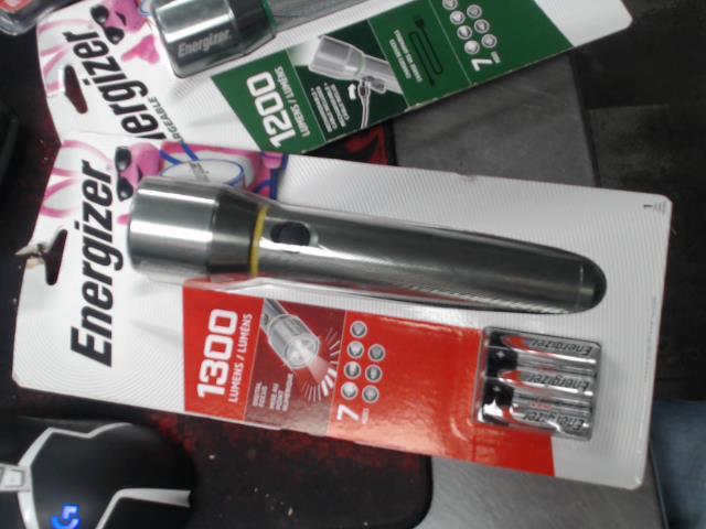 Lampe de poche 1300 lumens avec piles