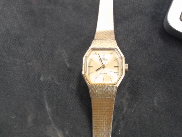 Montre dore stainless lorus pour femme