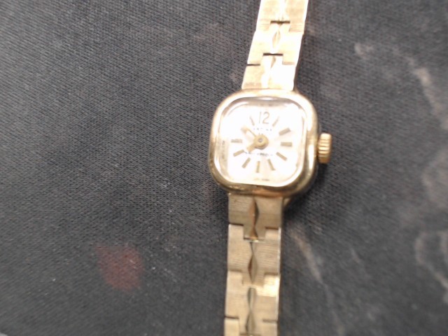 Montre dore plaque or pour femme