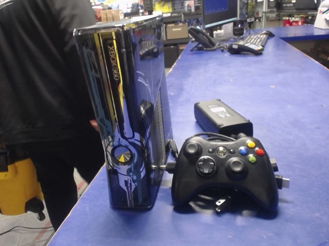 Console halo 4 edition 320go +accessoire