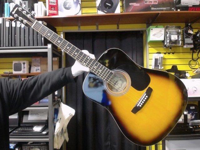 Guitare acoustique dans boite de carton