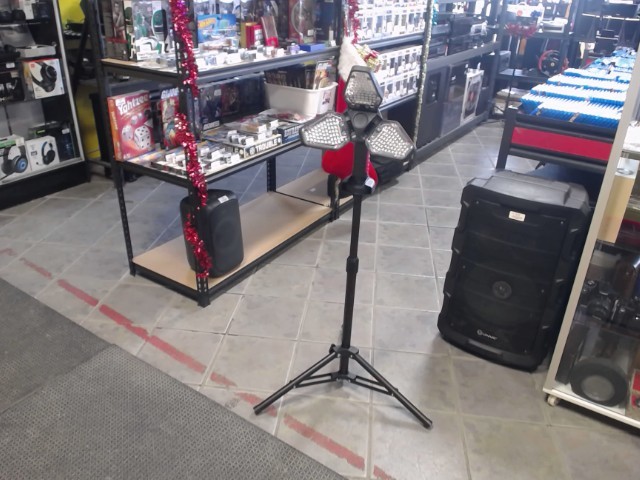 Lampe sur trepied a 3 pales