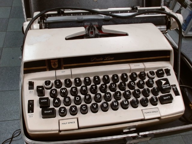 Machine a ecrire a fils avec case