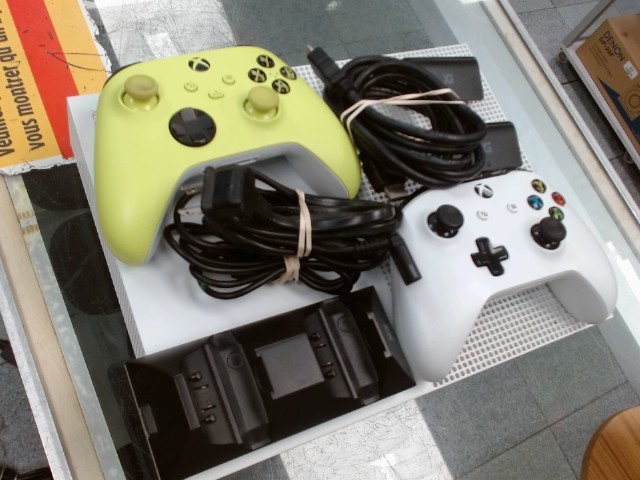 Xbox one s avec  2 manette