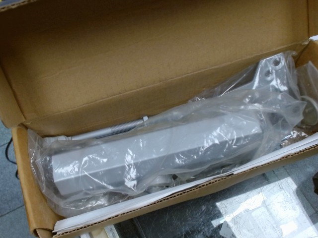 Door closer neuf