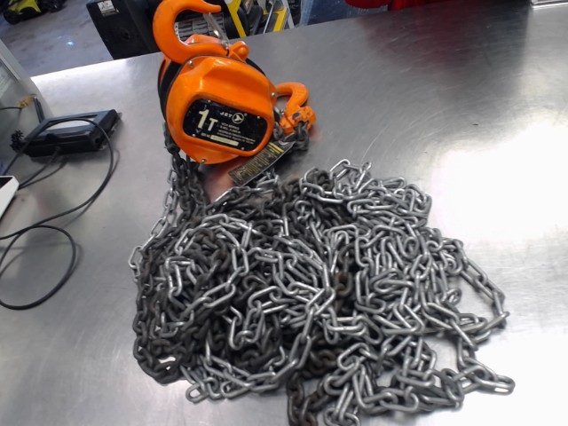 Chain hoist dans bucket vert