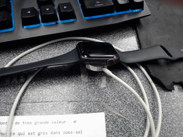Apple watch avec chargeur series 4