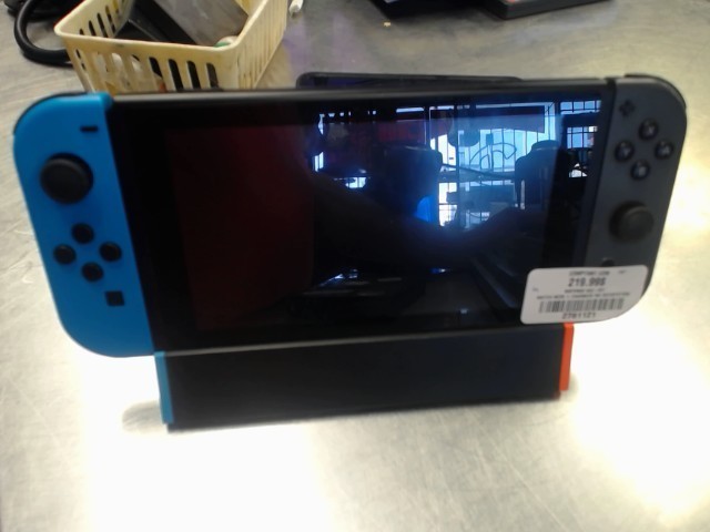 Nintendo switch avec manette squelette