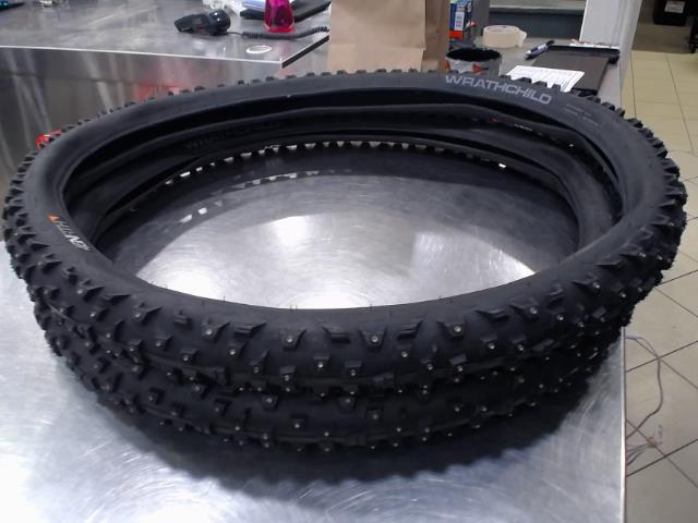 2 pneux xl clout pour hivers (neuf)