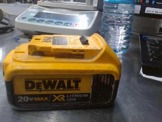 Dewalt dcb204 battery pack