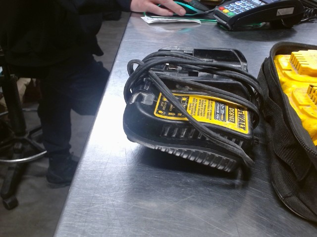 Dewalt dcb107 battery charger