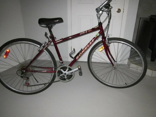 Velo de route rouge et blanc