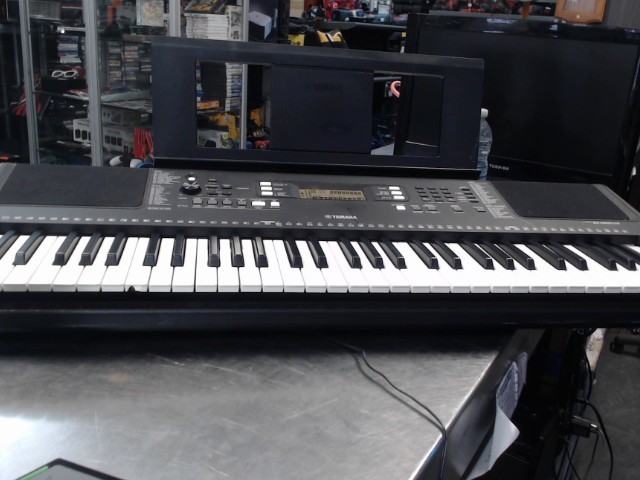 Synth yamaha noir avec stand
