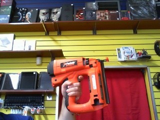 Cloueuse a batterie 16ga