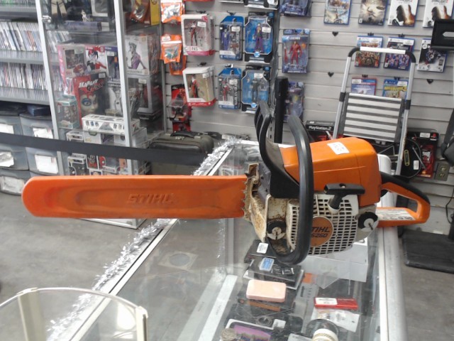 Tronconneuse avec protecteur lame orange