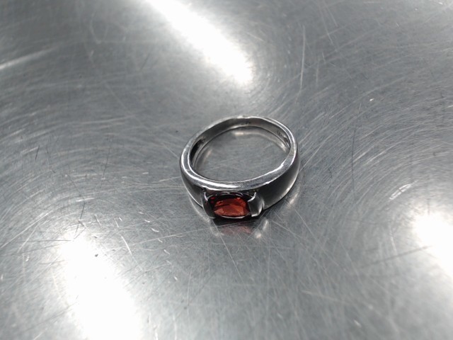 Bague simple avec pierre rouge