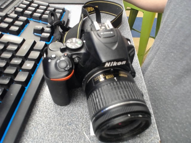 Camera digital d5600          r