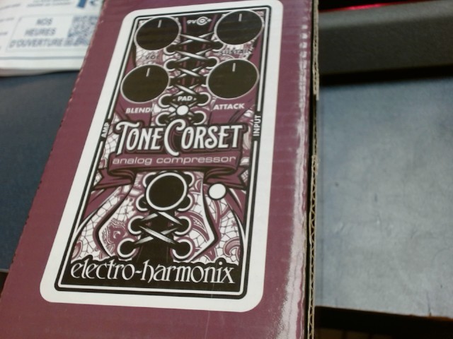 Analog compressor guitar pedal in box