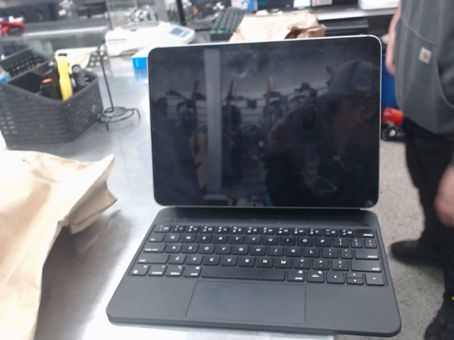 Ipad pro 11inch 4th gen + keyboard