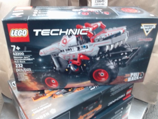 Monster jam thunderoarus pull back