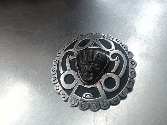 Breloque en forme de pin et pierre verte