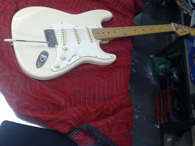 Guitare electrique blacnhe tracer