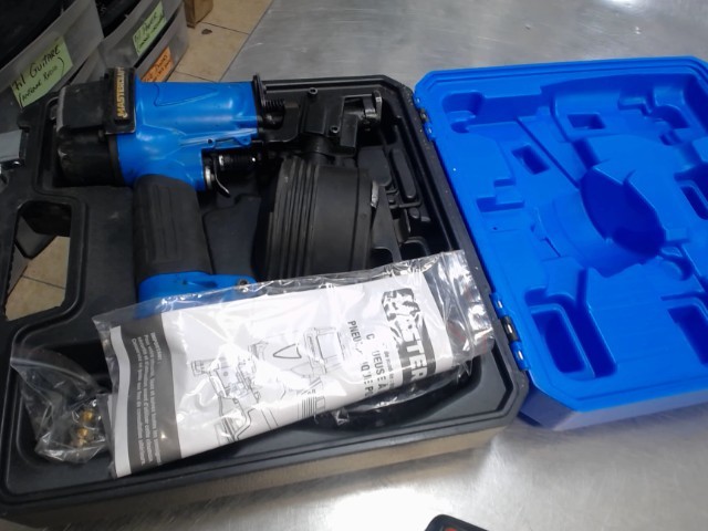 Cloueuse pneumatique+acc ds case