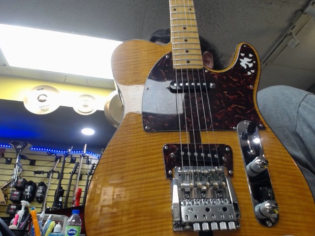 Electric guitare couleur bois + case