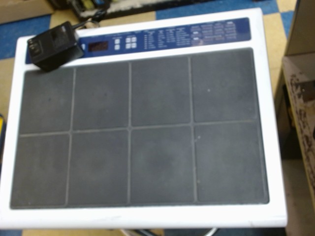 Drum machine blanc avec cable