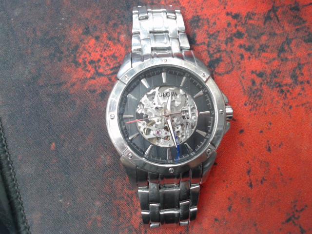 Montre bulova couleur argent automatic