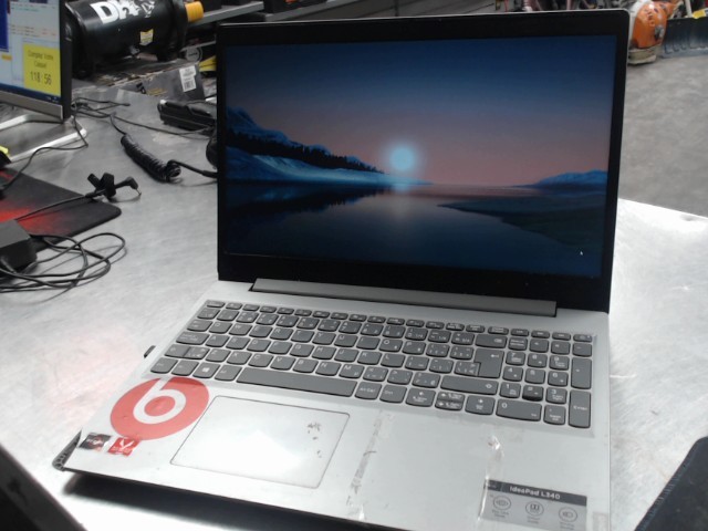 Laptop ryzen 5 avec stickers