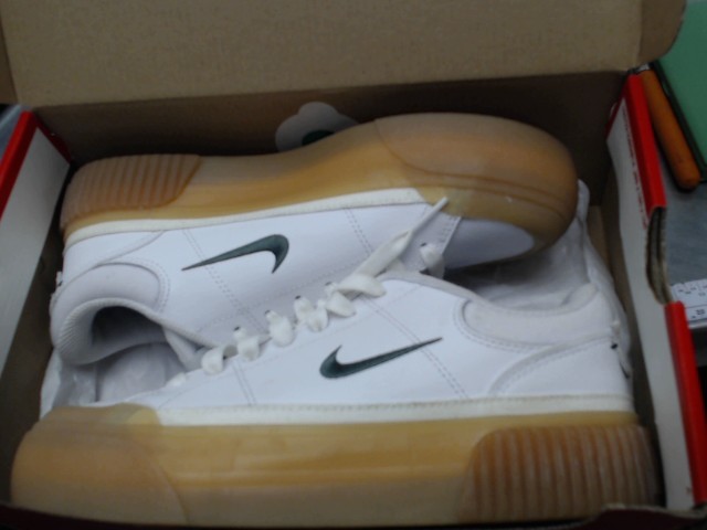 Souliers nike blanc grandeur 7