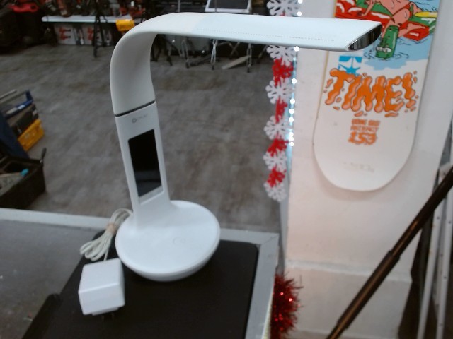 Lampe avec horloge numrique et extra