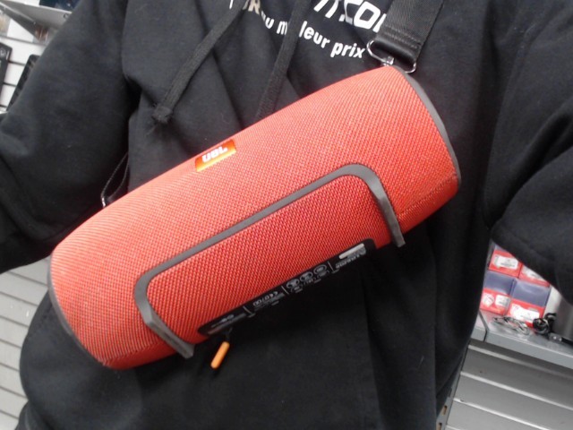 Speaker jbl xtreme rouge + chargeur