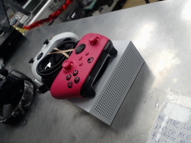 Xbox one serie s avec 2 m,anette