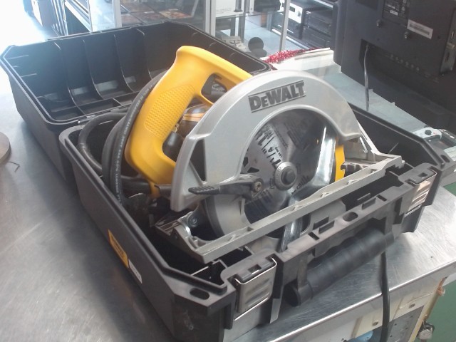 Scie circulaire dans caisse noir