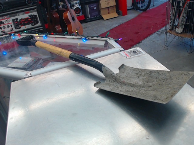 Pelle carre en acier manche bois