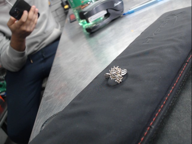 Bague avec symbole de fleur